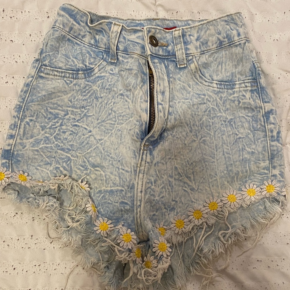 High waisted denim shorts with embroidery
